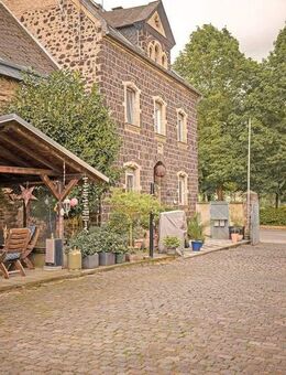 Historisches Baueranwesen mit neuer PV-Anlage und herrlicher Gartenlandschaft - Naunheim