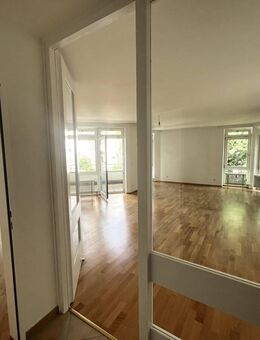 Sehr hübsche 2-Zimmer-Wohnung mit 72?m² Wohlfühlfläche, Westbalkon, offener Küche & TG-Stellplatz in ruhiger Lage - München
