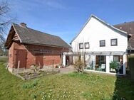 Fachwerkhaus mit Scheune und Nebengebäude - Holzen