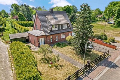 Freistehendes Haus mit schönem Anbau mit Blick auf den hinteren Garten