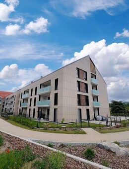 AUSSERGEWÖHNLICHE WOHNANLAGE MIT HOCHWERTIGER KERAMIK-FASSADE! ERSTBEZUG - TOP 3-ZIMMER-DACHGESCHOSS-WOHNUNG MIT FERNBLICK - 2 TERRASSEN! - Mühlhausen (Regierungsbezirk Oberpfalz)
