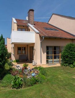 Doppelhaushälfte mit Potenzial in ruhiger Lage + ca. 123 m² Wohnfläche - Wettstetten