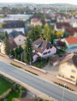 Großzügiges Einfamilienhaus mit Wintergarten und Doppelgarage in zentraler Lage von Hirschaid - Hirschaid