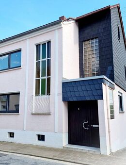 IK | Hütschenhausen: Einfamilienhaus mit großem Garten, Carport und Garage - Hütschenhausen