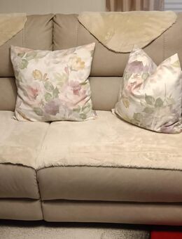 Sofa, elektrisch, wie neu, Farbe creme, USB beidseits, 650,-€ VB - Wietze