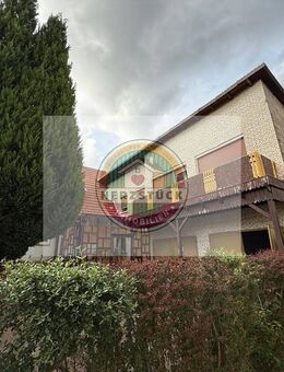 Zweifamilienhaus mit modernisiertem Wohnbereich, zwei separaten Einheiten und Garagen in Küps - Küps