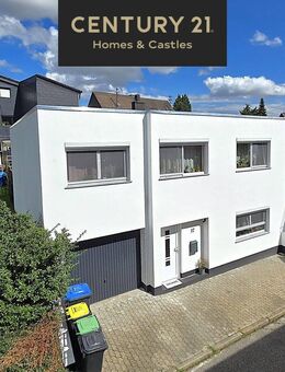 Aufwendig neu renoviertes freistehendes Einfamilienhaus mit kl. Garten und Garage in Friedrichsthal - Friedrichsthal (Saarland)