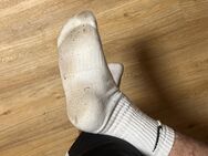 Suche einen Master oder einen (jungen) Mann, bei dem ich an die Sneaker / Socken darf - Kempten (Allgäu)