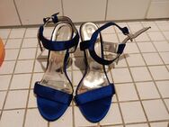 Verkaufe blaue Heels mit einem einzigartigen, stilvollen Absatz. - Mannheim