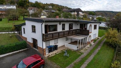 Geräumiges Familienhaus mit separaten Bungalows in Ruhelage mit Blick auf Bollendorf.