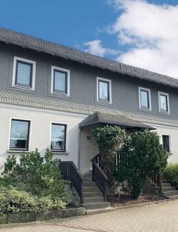 2-Zimmer-Wohnung in Ahorn mit Einbauküche und 2 Stellplätzen direkt vor dem Haus - Ahorn (Bayern)