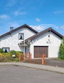 Solides Einfamilienhaus mit PV-Anlage auf großem Grundstück - Steimel