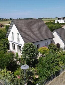 EINZIEHEN UND WOHLFÜHLEN - Einfamilienhaus mit Garage und Garten - Ellingen