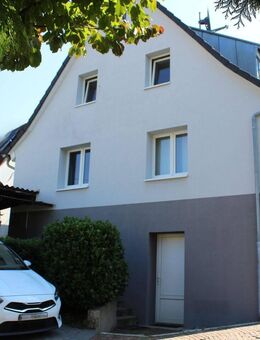 Eningen u. A., Schöne Doppelhaushälfte im Herzen der Stadt, Garten mit Abstellplatz und Garage - Eningen (Achalm)