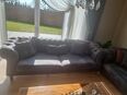 Elegantes Chesterfield-Sofa-Set: Zwei graue Dreisitzer in 25436