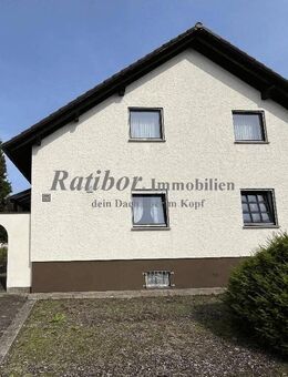 Sehr gepflegtes 2-Familienhaus mit Einliegerwohnung und 2 Doppelgaragen in begehrter Wohnlage in Roth OT - Roth (Bayern)