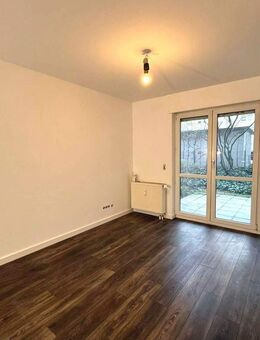 Berlin-Mitte: frisch sanierte freie 2-Zimmer-Wohnung mit 50 m² und großzügiger Terrasse, Energieklasse C & Concierge Service – Am Märkischen Museum - Berlin