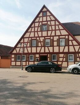 ehemalige Hofstelle: denkmalgeschütztes Wohnhaus, Nebengebäude, Scheune und Stall - Marktbergel