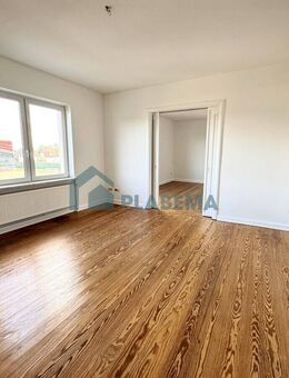 Renovierte 4-Zimmer-Wohnung mit Dielenboden, Tageslichtbad & Balkon - neue Einbauküche auf Wunsch - Parchim