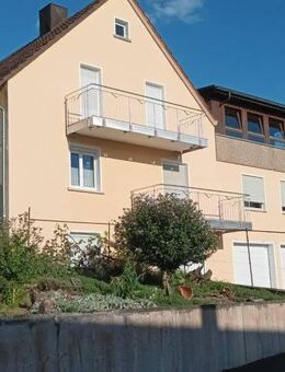 Großzügiges Zwei-Familienhaus mit Garten und 3 Garagen - Bad Mergentheim