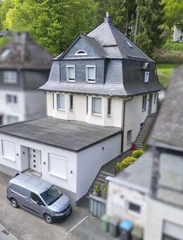 Schick Wohnen + über 100 m² Nutzfl. inklusive! Modernes EFH mit ELW/Büro in Brilon-Wald - Brilon