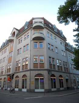 Zentrumsnahe 4-Raum-Wohnung im 3. Obergeschoss mit Balkon, Aufzug und Pkw-Stellplatz - Zwickau