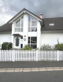 Erstbezug: Tolle 4-Zi-Wohnung im 1.Stock (DG) mit EBK, 2 Bäder, Balkon & 2 Stellplätzen in TOP-Lage - Wunsiedel