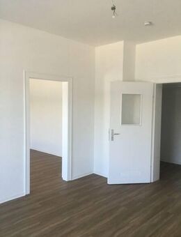 Sanierte und renovierte 2-Zimmer-Wohnung mit Balkon und Tageslichtbad - Wiesbaden