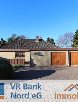 Wohnen zur ebenen Erde EFH mit Freizeitgebäude (Schwimmbad) u. Doppelgarage in unverbaubarer Südlage - Klixbüll