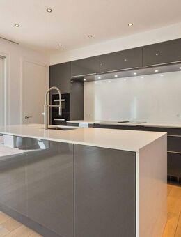 Exklusives Einfamilienhaus mit hochwertiger Ausstattung, 2 PKW Stellplätzen und kleinem Garten - Liederbach (Taunus)