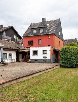NEU: Großes 3-Familienhaus, Nebengebäude, Garagen in beliebter Schlebuscher Lage - Leverkusen