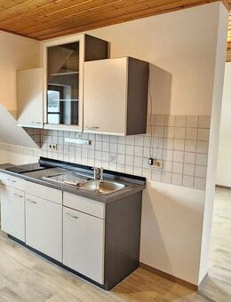 Einziehen und Wohlfühlen / Attraktive 1,5 Zimmer Dachgeschosswohnung mit Balkon in guter und ruhiger Lage von Kümmersbruck - Kümmersbruck