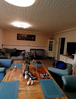 Geräumiges Zweifamilienhaus mit großzügigem Grundstück und zwei Garagen in Schmelz. - Schmelz