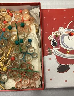 ERZGEBIRGE, VEB VERO OLBERNHAU Schachteln mit 50 alte Holzspan Anhänger Christbaumschmuck, Weihnachtsschmuck - Düsseldorf