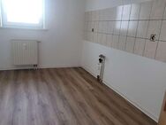 Neu sanierte 2-Raum-Wohnung mit Balkon in ländlicher Umgebung - Bergen (Sachsen)