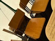 Verschenke kostenlos Stühle! Ich biete ca. 20 Stück, darunter Holz- und Kunststoffstühle. - Bremen