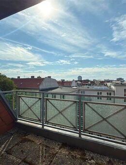 Über den Baumkronen im Güntzelkiez: Dachwohnung im renovierten Altbau - Berlin