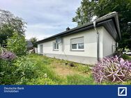 Innen modern und gemütlich, draußen noch einiges zu tun - Haus im Bungalowstil in idyllischer Lage - Lugau (Erzgebirge)