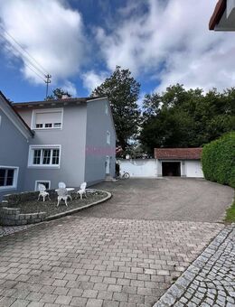 2 Familienhaus mit großem Garten in Ruhiger Lage. - Pürgen