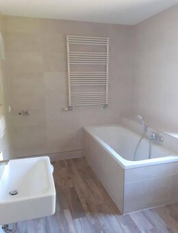 ERSTBEZUG NACH SANIERUNG! 3R-Wohnung mitten im Grünen, ca. 80 m², Stellplatz (EBK) - Oederan