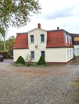 Potential für Bauträger und Architekten - bebautes Grundstück an einer parkähnlichen Grünzone - Grundlage für preiswertes Wohnen in bester Lage - Roßwein