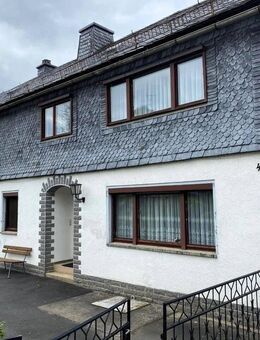 ACHTUNG NEUER PREIS! Praktisches Einfamilienhaus mit 2 getrennten Einheiten für Wohnen und Gewerbe, sowie ausreichend Nebengelass - Wurzbach