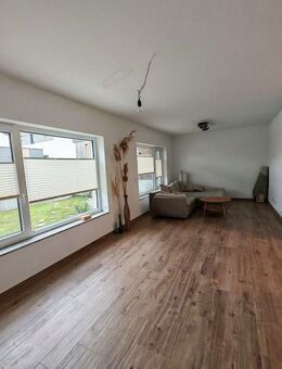 Exklusive, neuwertige Erdgeschoss Wohnung mit 2 Terrassen und 2 Stellplätzen, provisionsfrei - Pleinfeld