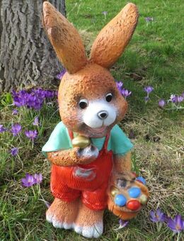 Dekofigur Hase mit Korb voll Eier Gartendeko Ostern - Hergisdorf