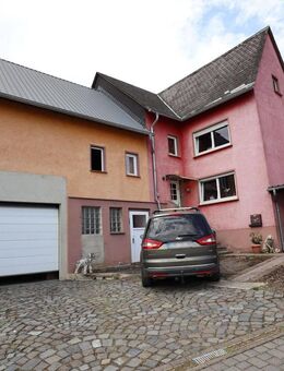 Gemütliches Einfamilienwohnhaus mit großem Garten und Nebengebäuden - Lieg