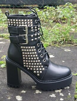 Gr. 38, High Heels ( Biker ) Stiefeletten, schwarz, NIETEN + Schnallen silber ( Sergio Todzi ) - Bruchköbel