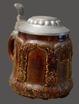 Antiker Bierkrug mit Zinndeckel , 0,5Liter , braun , Hopfenmotiv , gemarkt , Nummer 2778 , 15 , Höhe 15cm , K6 - Görlitz