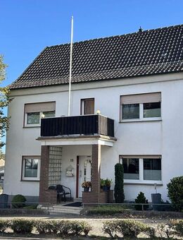 Wohnhaus mit Garage und zwei Balkonen in Ossendorf - Warburg (Hansestadt)