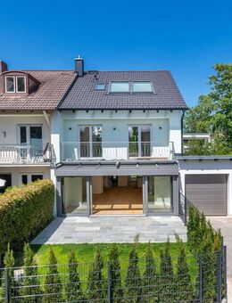 Familiengerecht: Soeben saniertes Reiheneckhaus mit Wintergarten und Terrassen - München