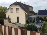 Modernes Haus mit Wintergarten und großer Terrasse sucht glückliche Familie - Lehre